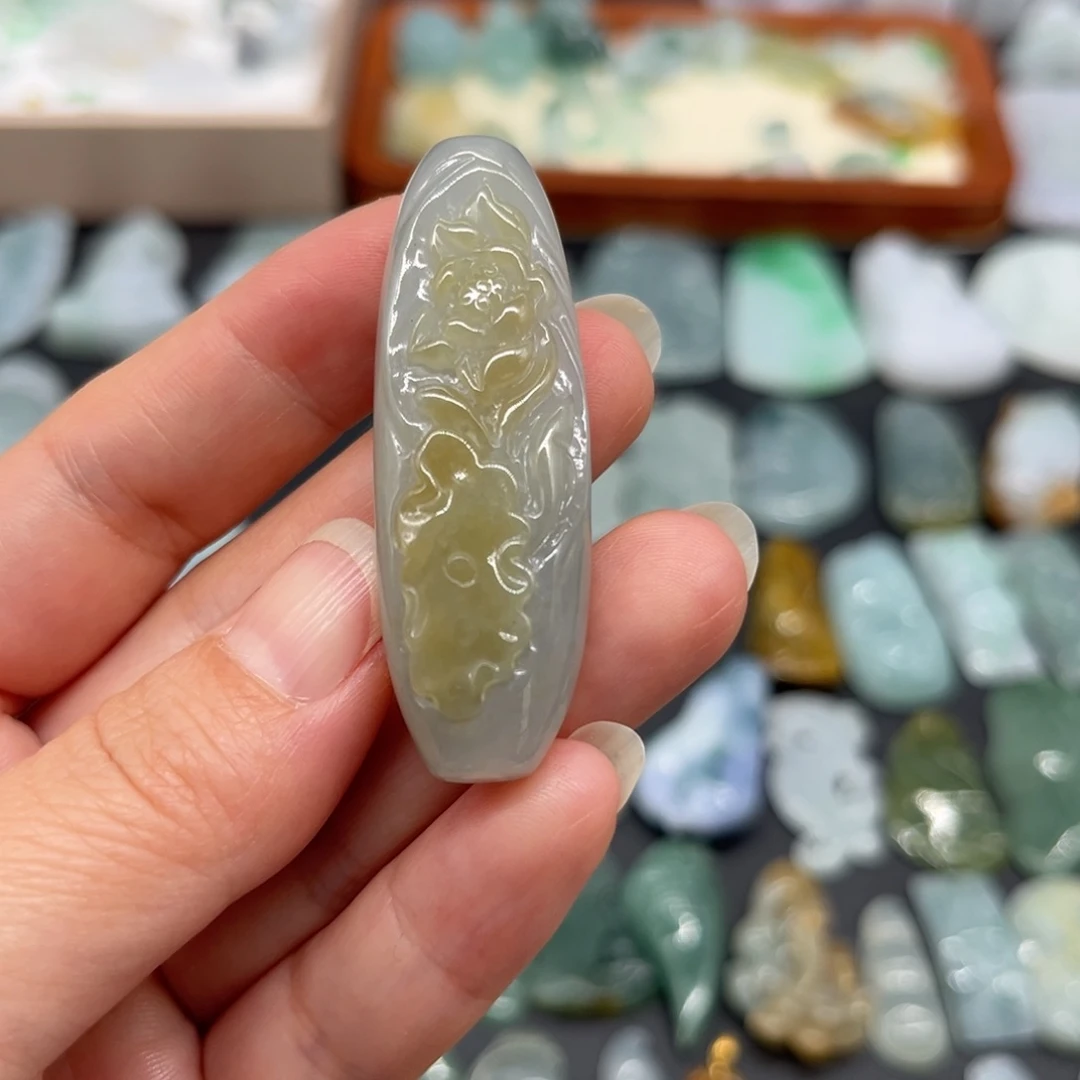 翡翠未镶嵌颈饰莲花鱼