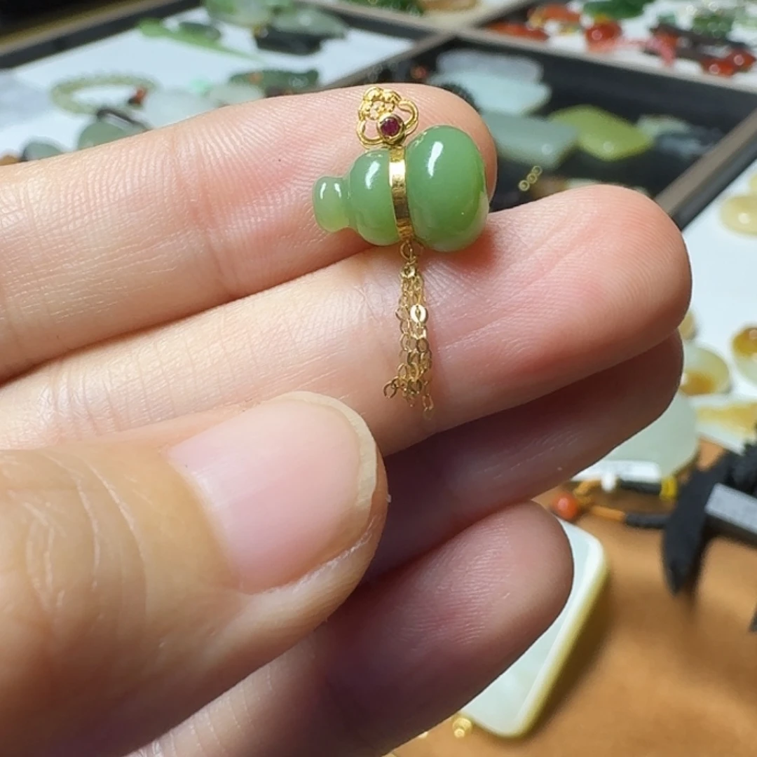 热***闹和田玉未镶嵌颈饰