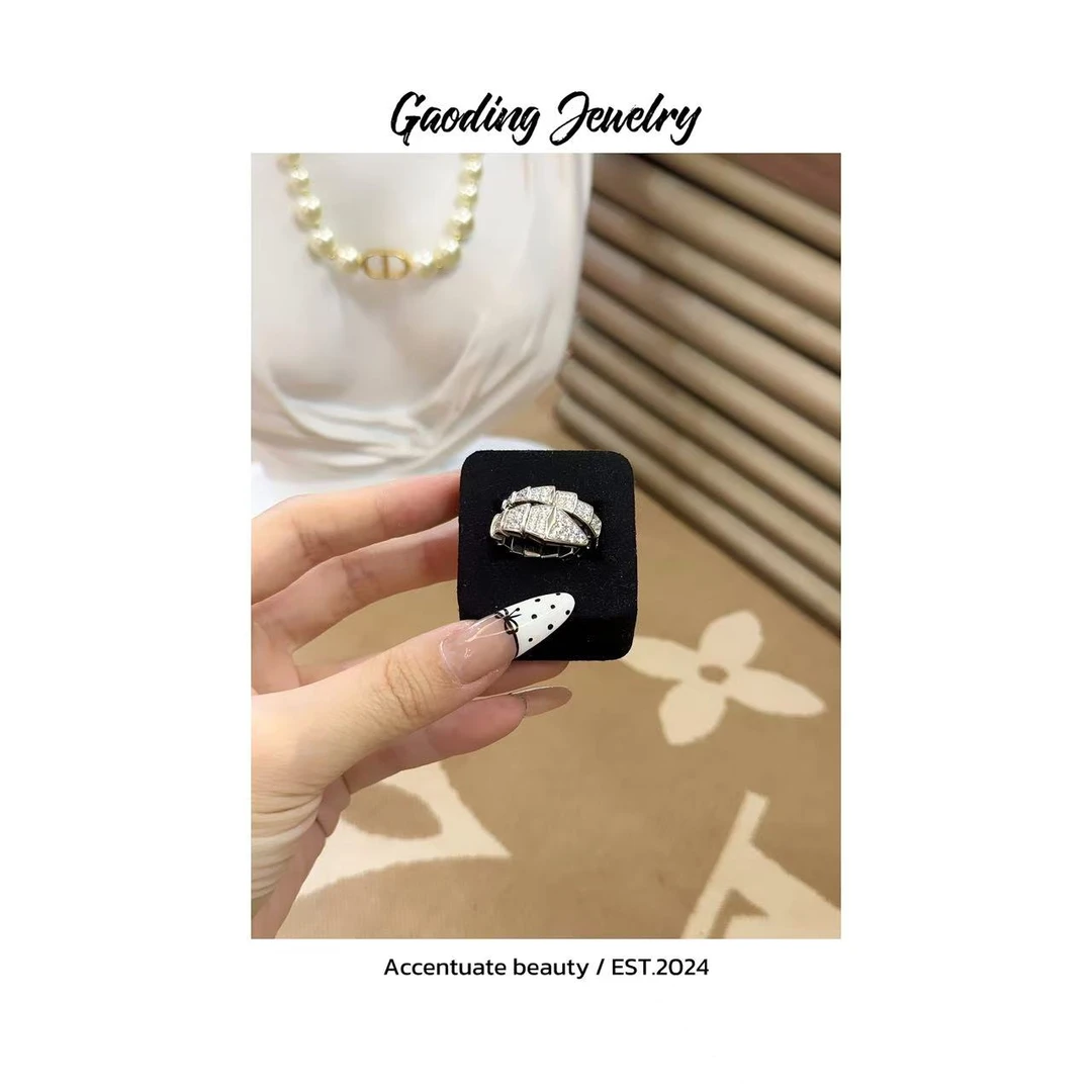 《YY》 蛇状 2024轻奢窄版满钻时尚气质百搭情侣戒围巾