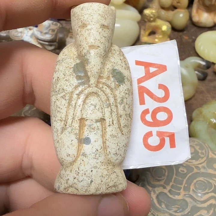 透闪石-蛇纹石玉未镶嵌颈饰