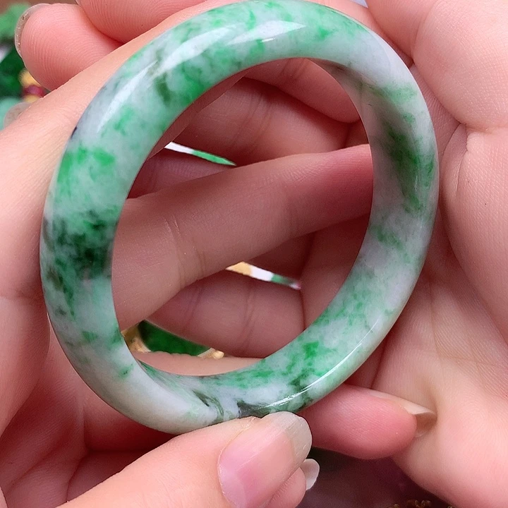 翡翠手镯未镶嵌翡翠手镯