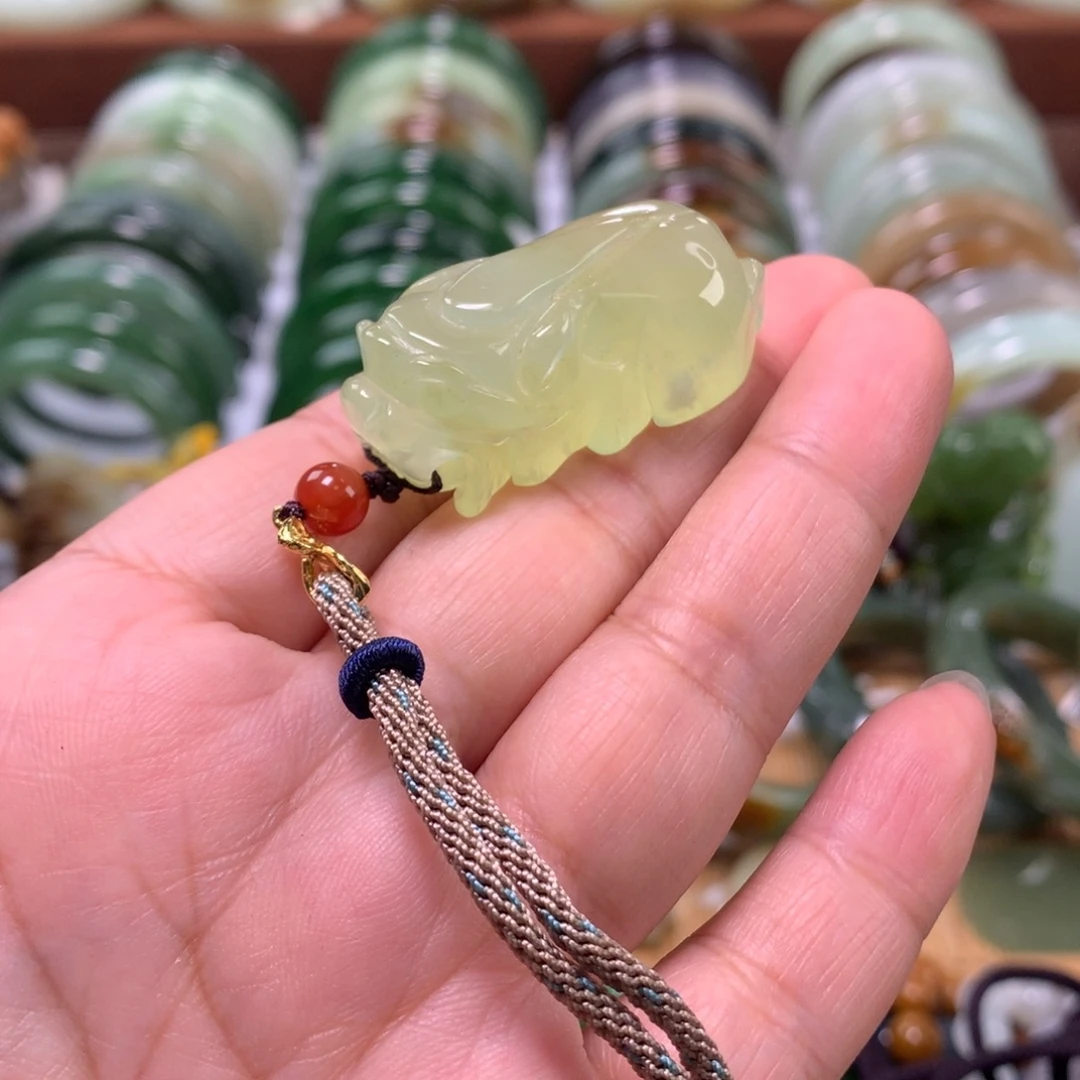 岫玉未镶嵌颈饰吊坠