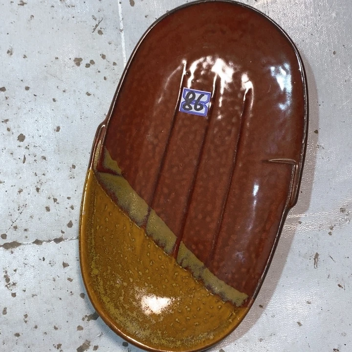 瓷片厂铁红釉椭圆盘微瑕疵