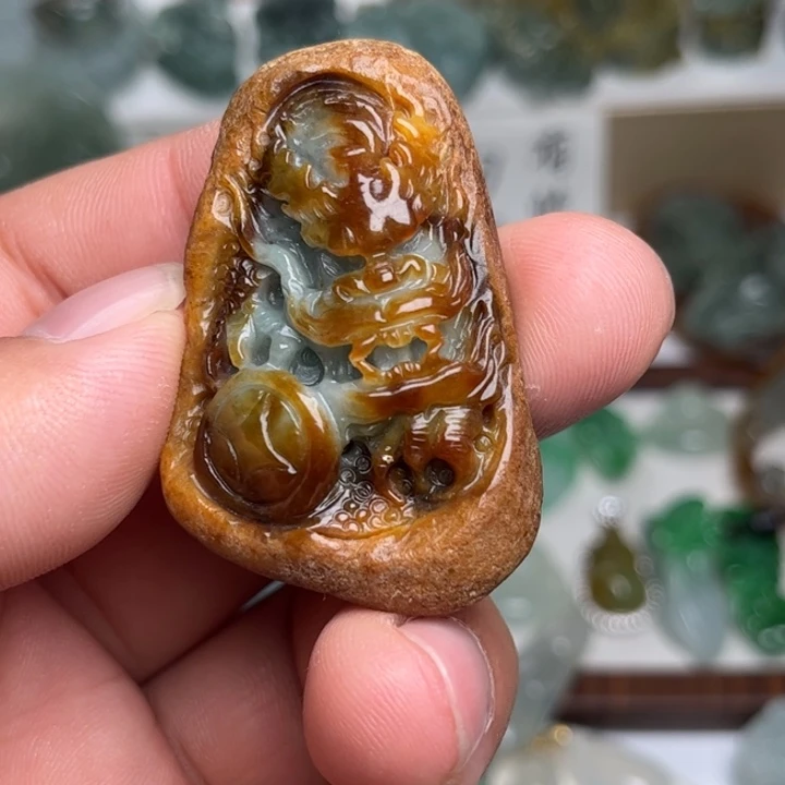 翡翠未镶嵌颈饰龙