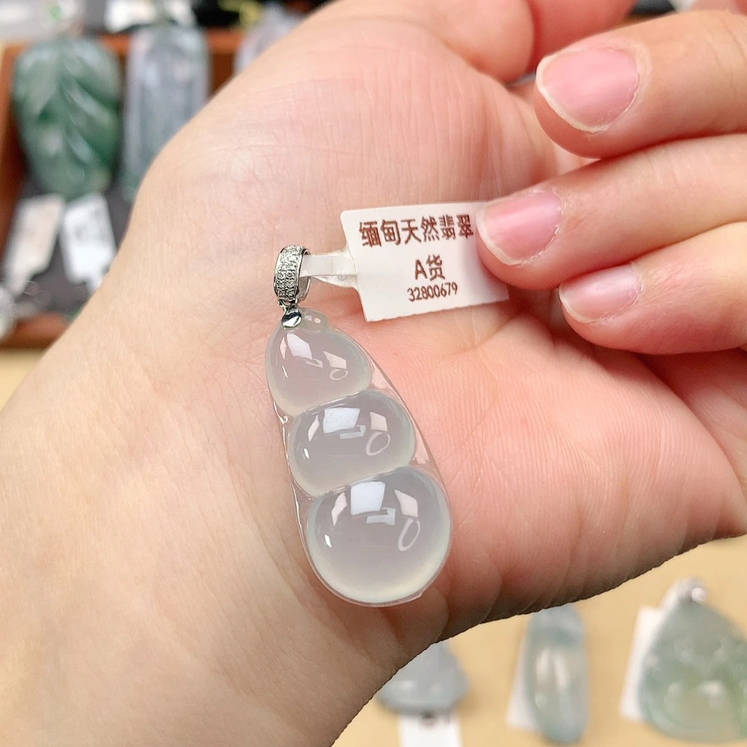 翡翠颈饰18K金镶嵌福豆