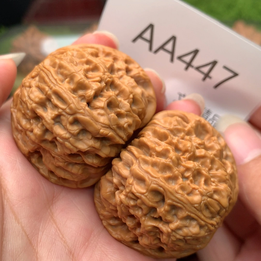 文玩核桃把件粗棱红皮南疆石44