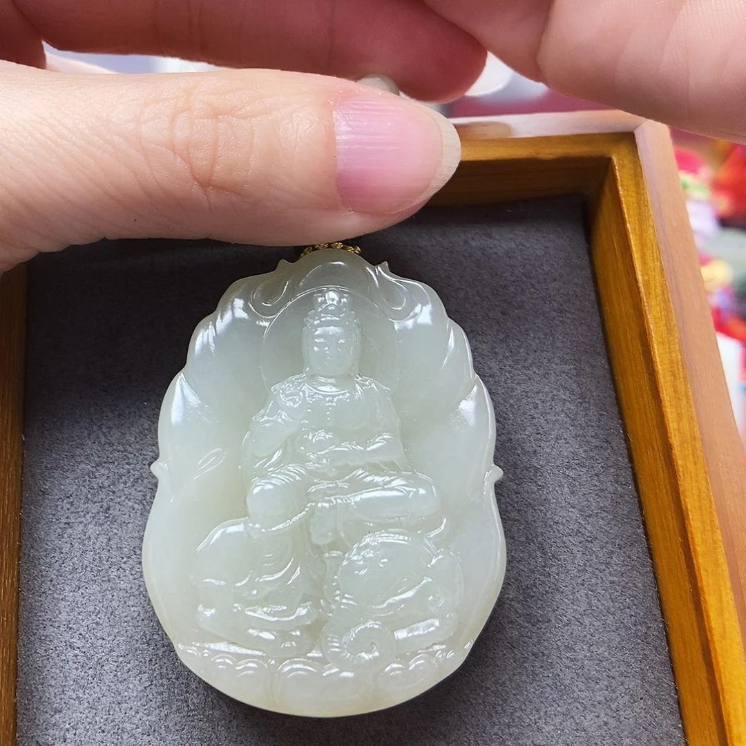 具***英和田玉未镶嵌颈饰