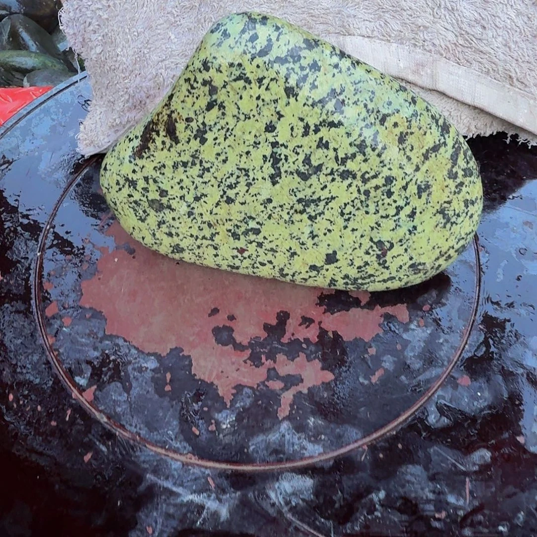 蛇纹石玉未镶嵌天然原石摆件工艺