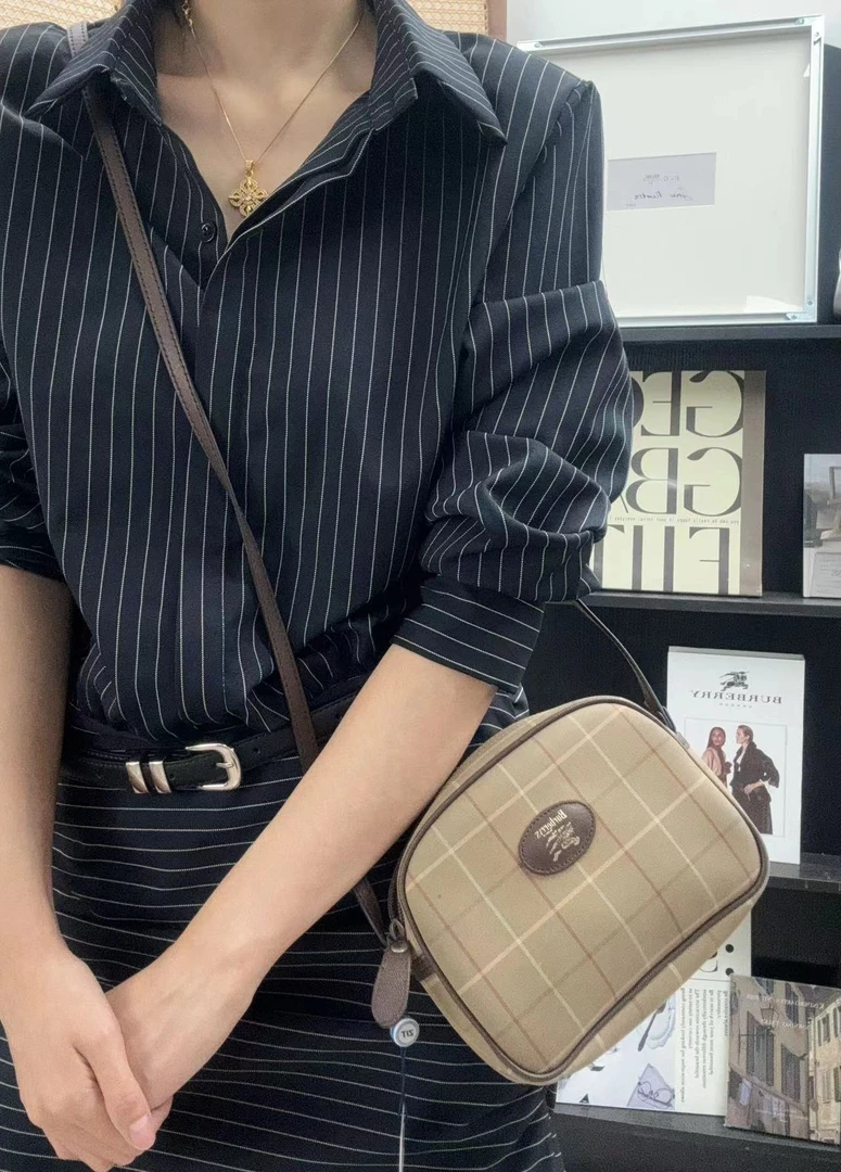95新 BURBERRY/博柏利 变色龙格纹斜挎包/秋境中古 09590