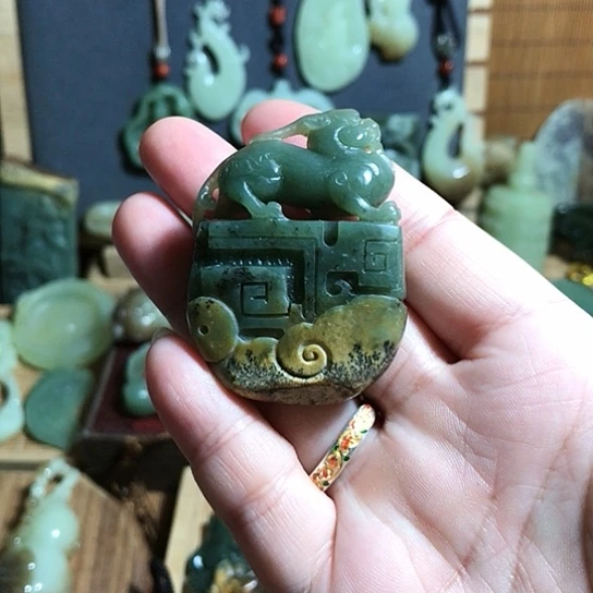颈饰未镶嵌和田玉（青玉）