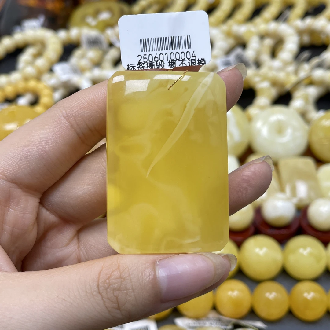 无事牌49.2✖️33.3✖️11.3mm.兰蜜珠宝天然原矿金妖白蜜糖吊坠挂件