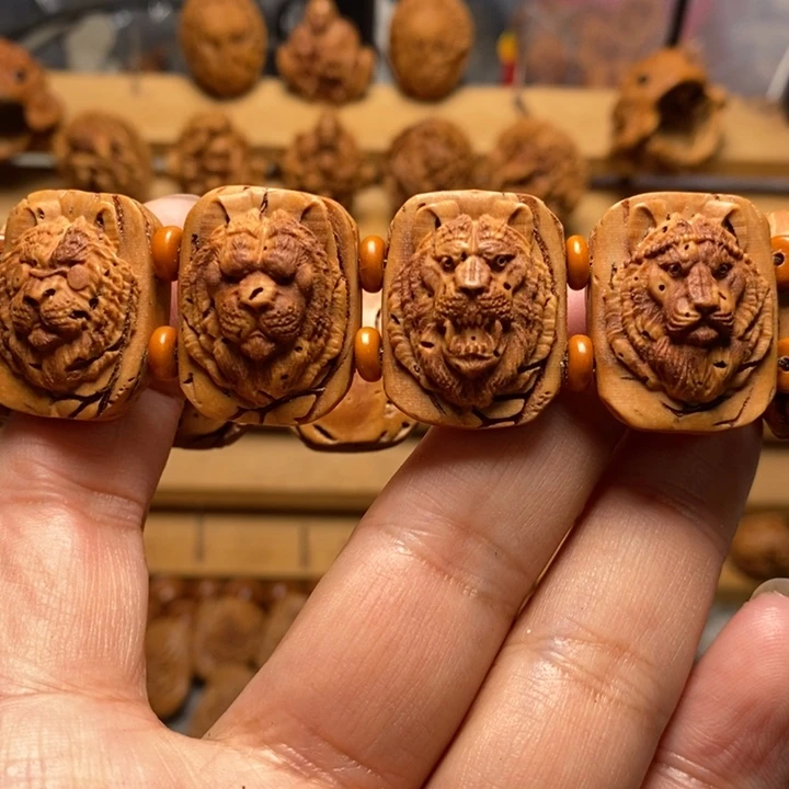 桃核雕刻老虎手牌