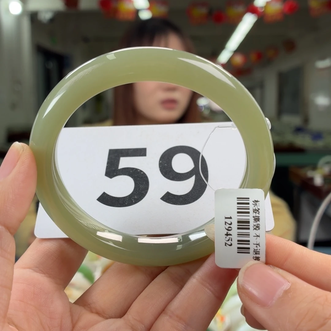 繁***星和田玉未镶嵌手镯