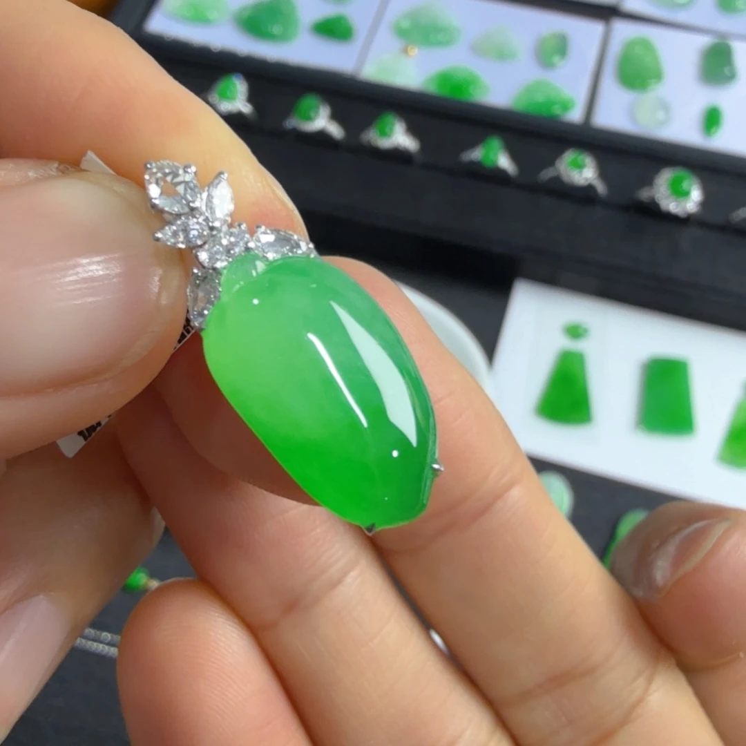 翡翠颈饰18K金镶嵌福瓜