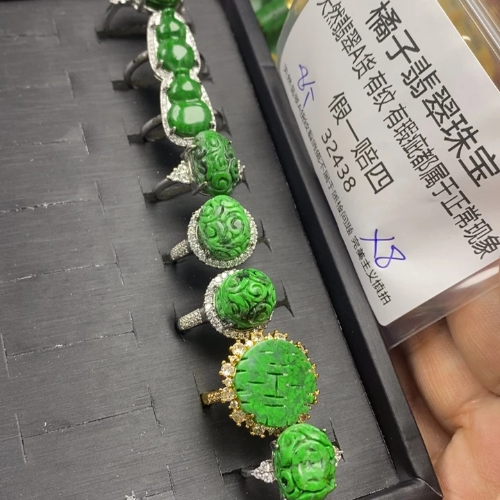 宝***贝翡翠未镶嵌吊坠(赠链)