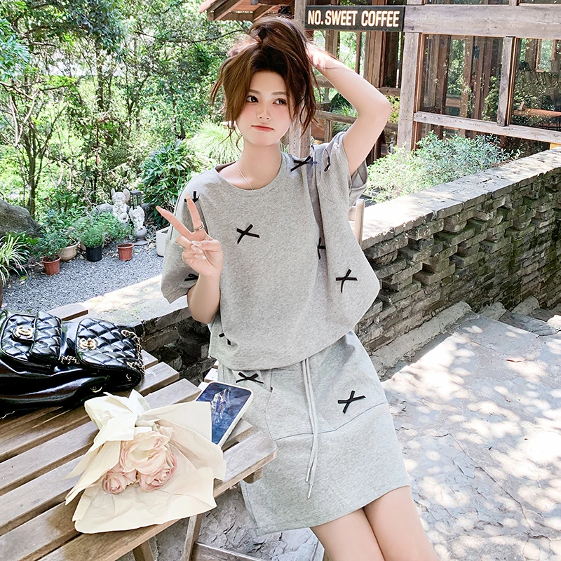 灰色休闲套装女夏装2025新款搭配一整套显瘦减龄T恤短裙子两件套