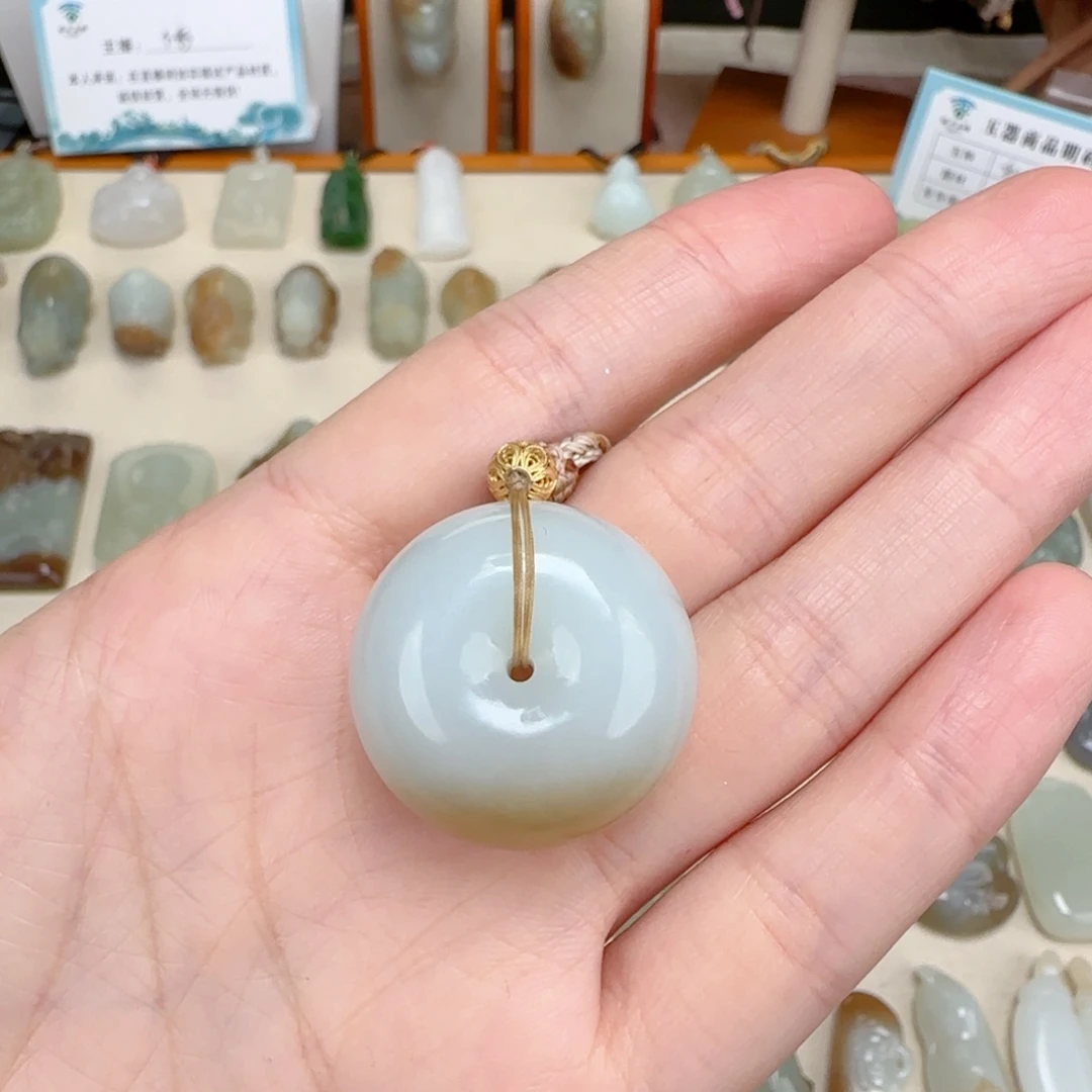 狙***0和田玉未镶嵌颈饰