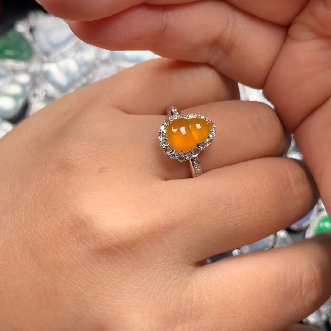 颈饰18K金镶嵌翡翠黄翡葫芦戒指