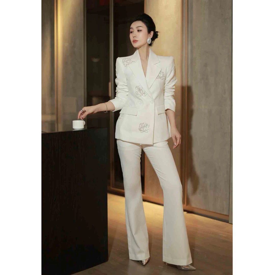 早春新款重工奢华订珠立体花修身白色西装微喇裤套装职业名媛正装
