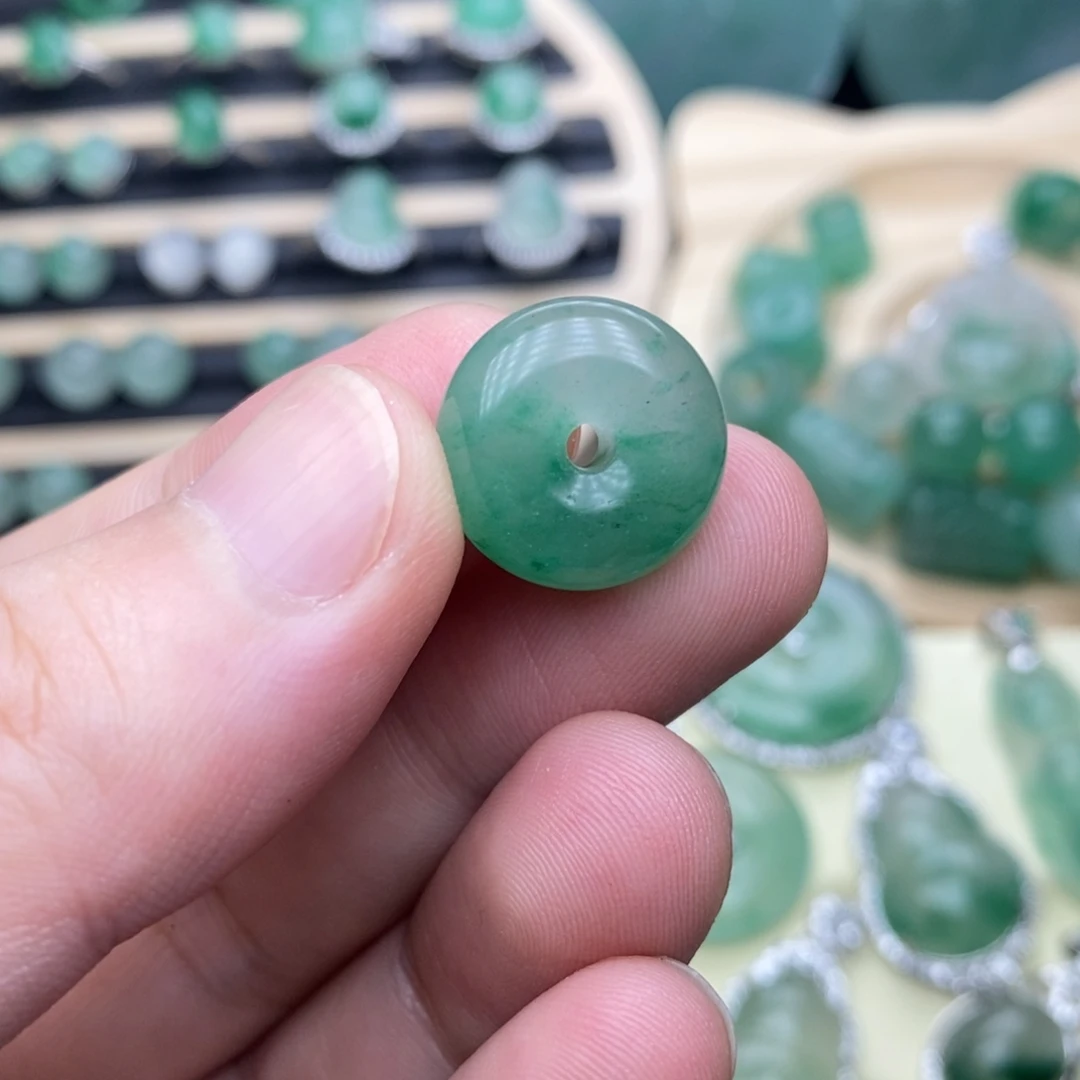 未镶嵌石英质玉（非洲翠）车挂