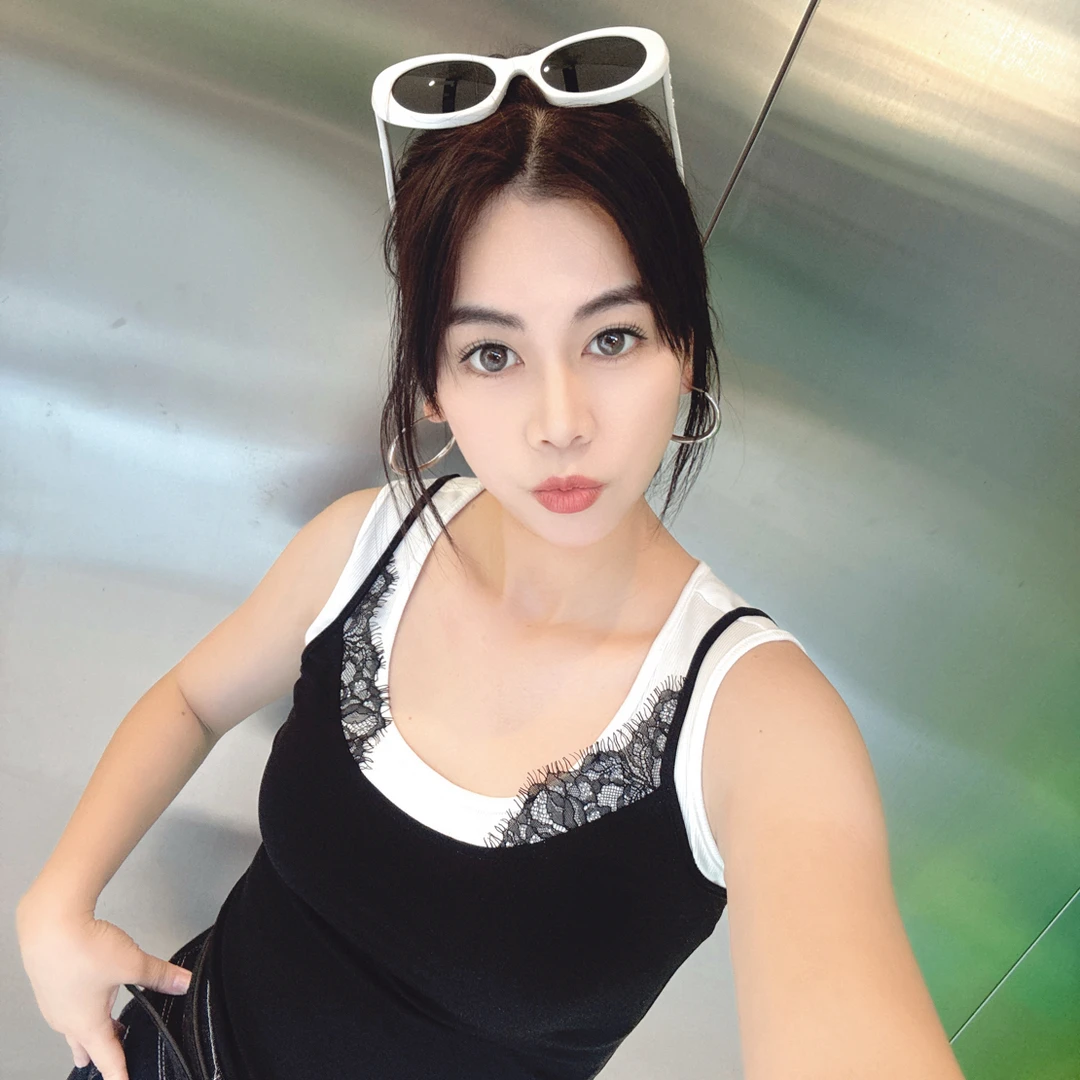 设计师款UG蕾丝边背心假两件