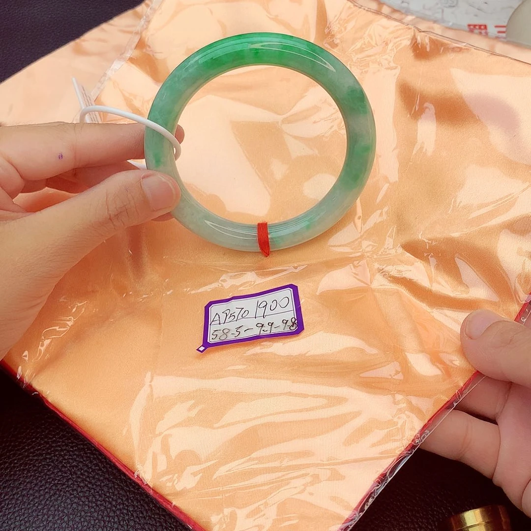 翡翠手镯未镶嵌翡翠