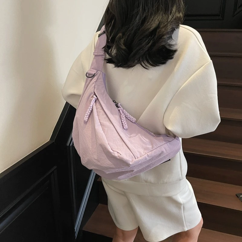 时尚百搭运动休闲大容量饺子包女2025新款防水轻便单肩通勤斜跨包