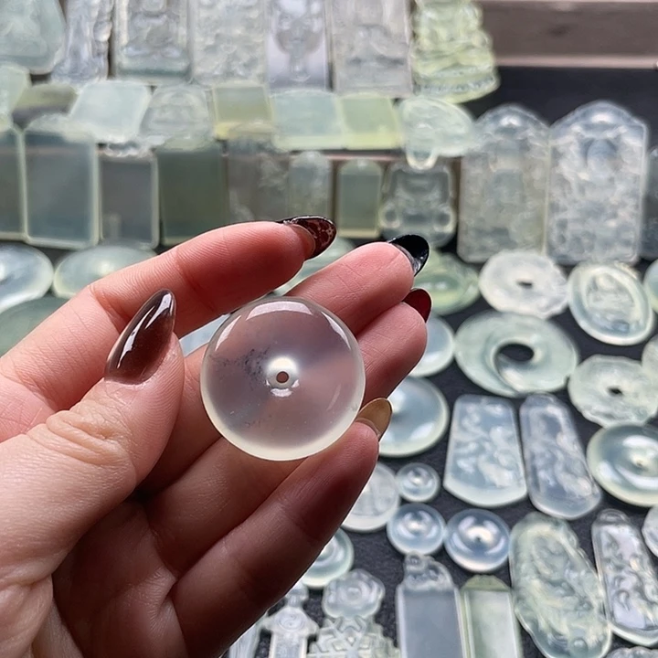 岫玉未镶嵌颈饰平安扣