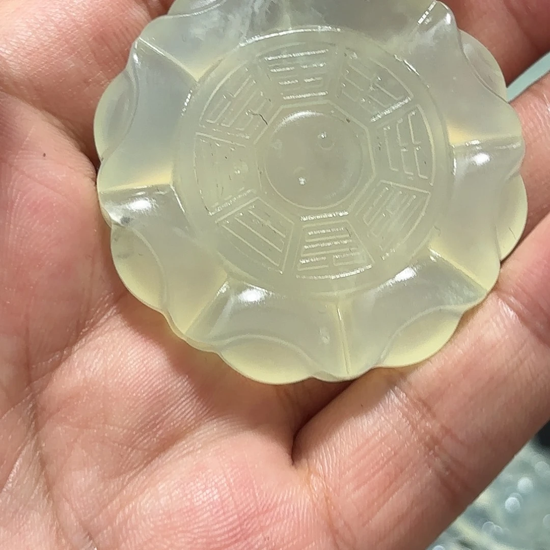 魏***飞未镶嵌蛇纹石玉颈饰