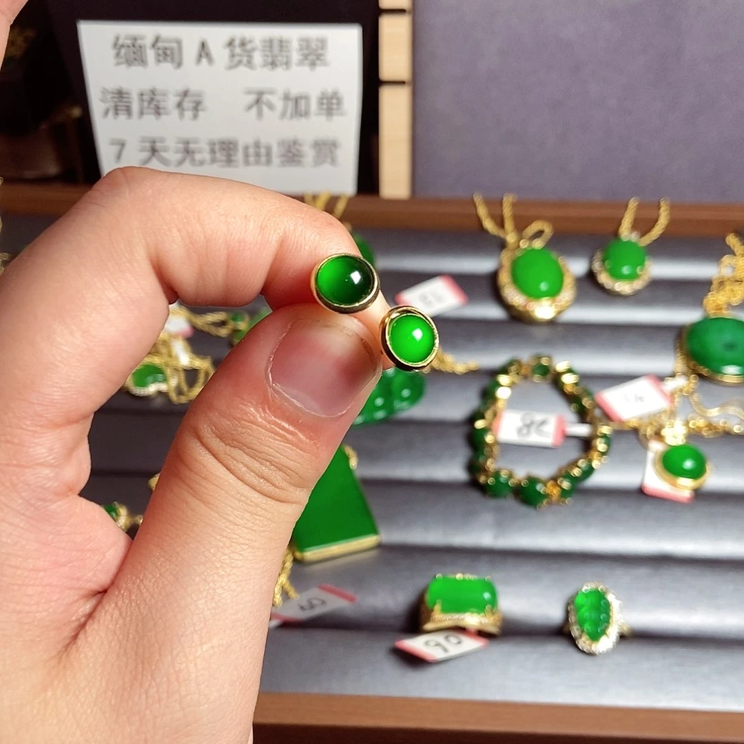 颈饰18K金镶嵌翡翠耳钉