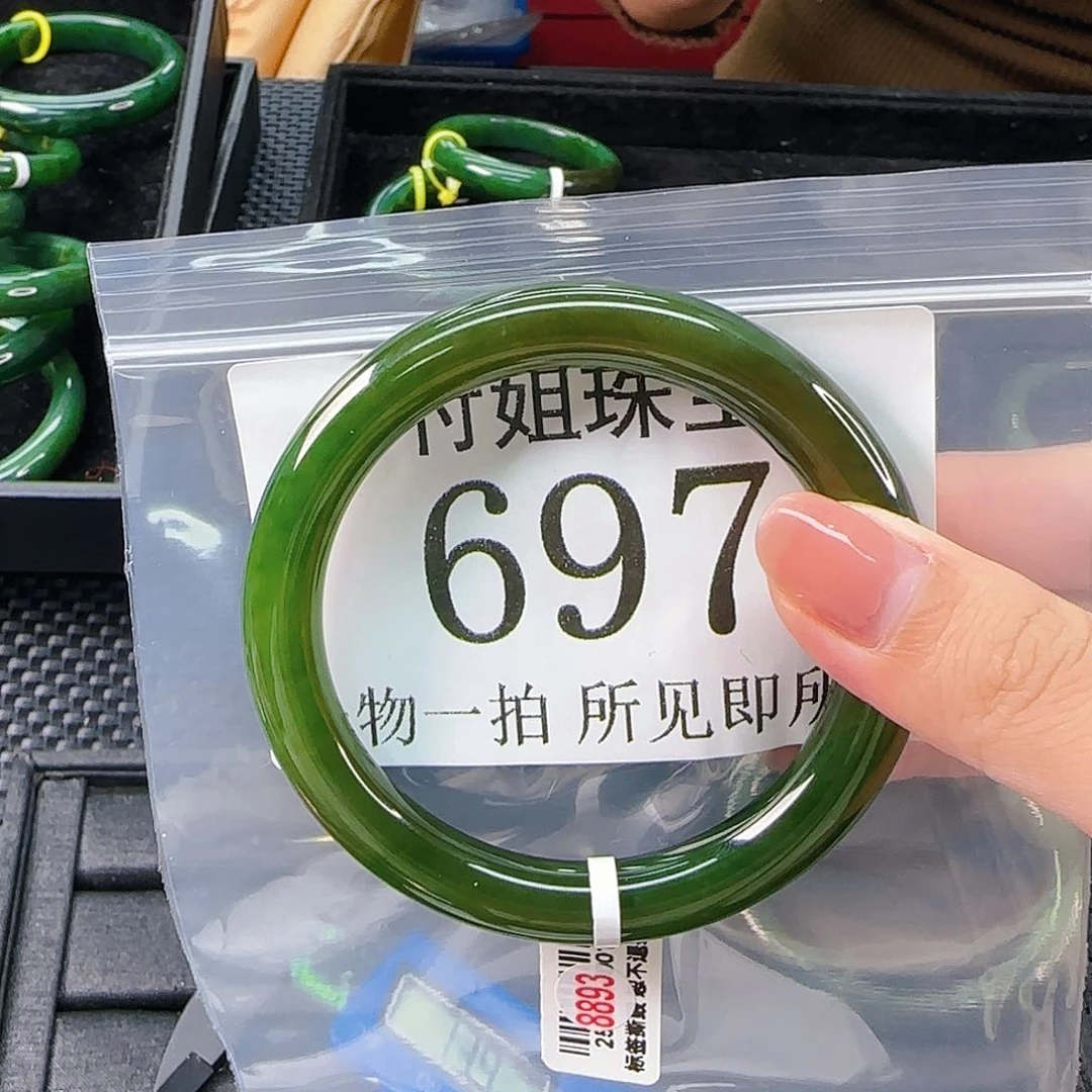 颈饰未镶嵌和田玉手镯58 697