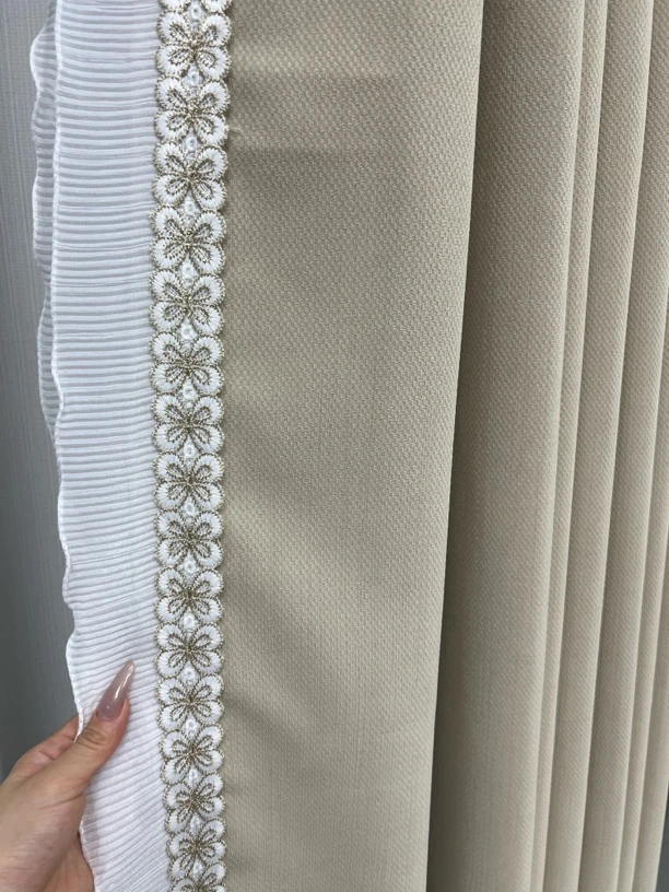 858编号花边奶茶色成品窗帘，高度2.7米