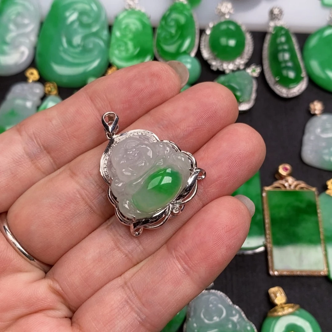 q***u翡翠18K金镶嵌颈饰翡翠