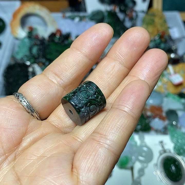 翡翠未镶嵌吊坠(赠链)