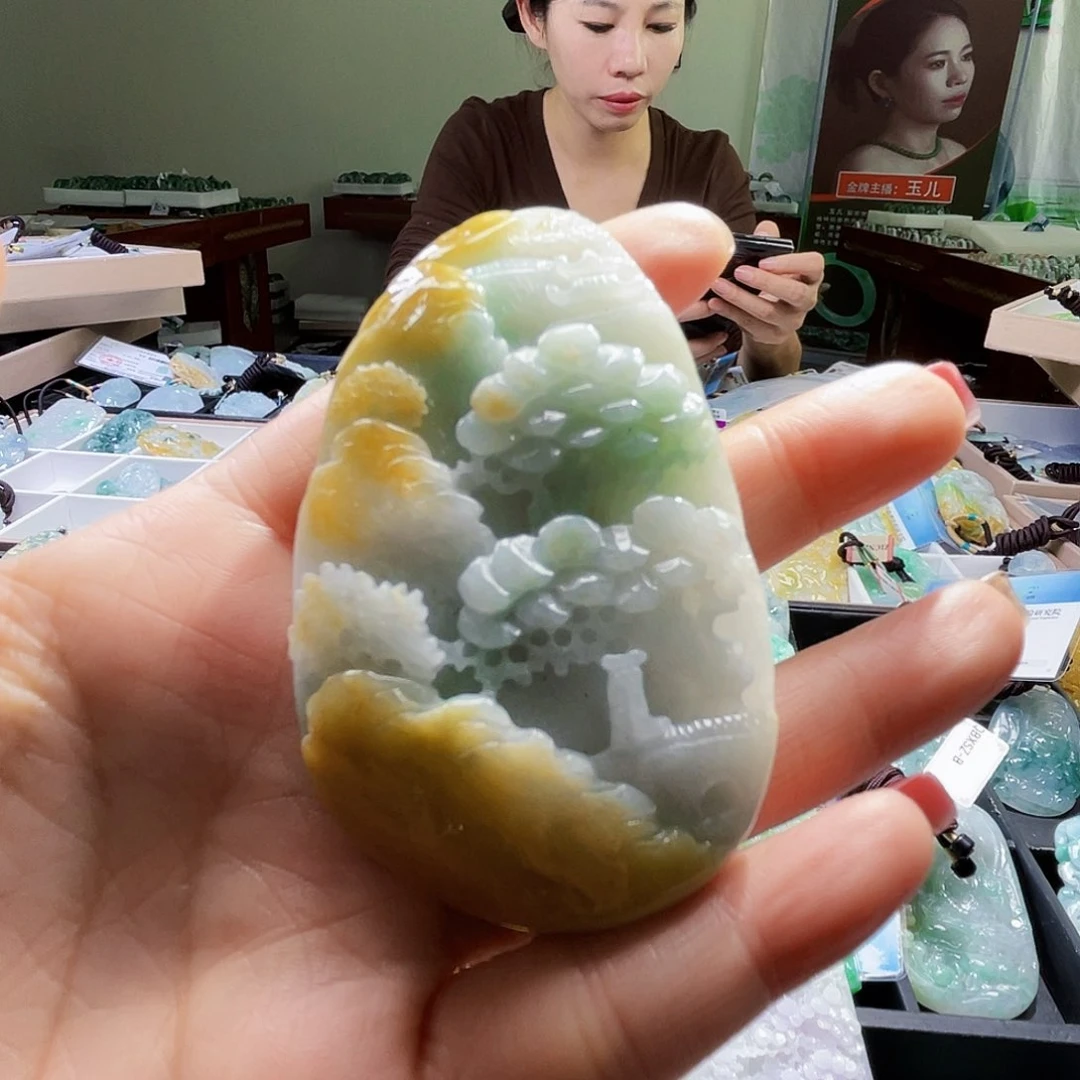 翡翠未镶嵌颈饰一个