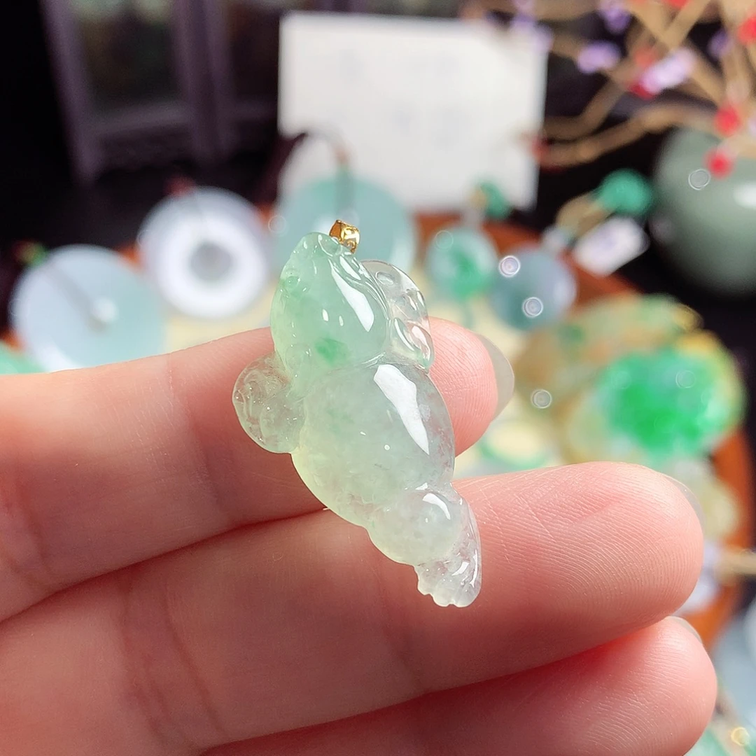 颈饰18K金镶嵌翡翠吊坠