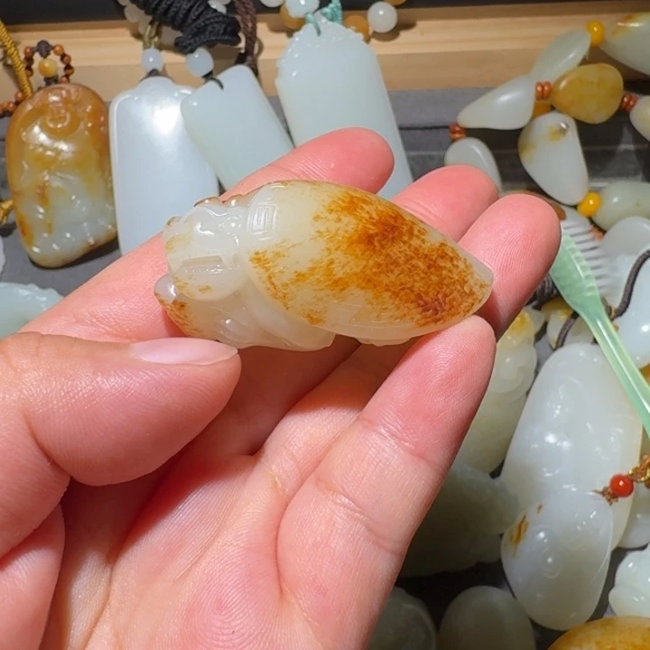 易***材颈饰未镶嵌和田玉（糖玉）