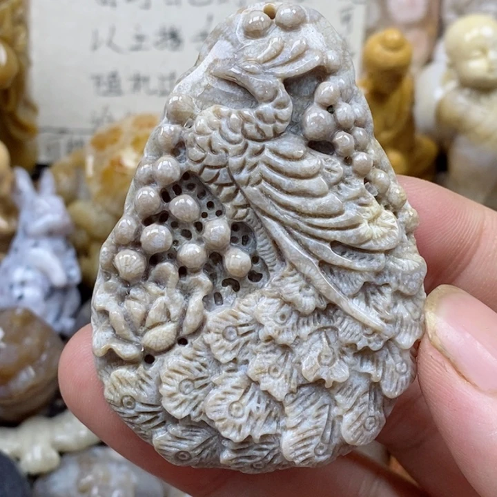 颈饰未镶嵌硅化珊瑚（珊瑚玉）有瑕