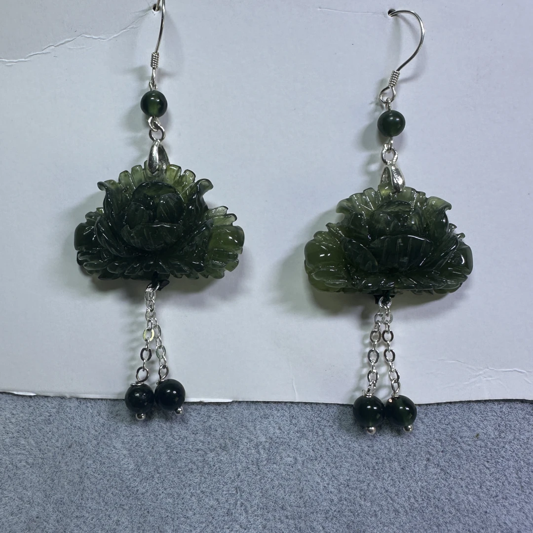 岫玉精美180料手工雕刻牡丹花耳坠