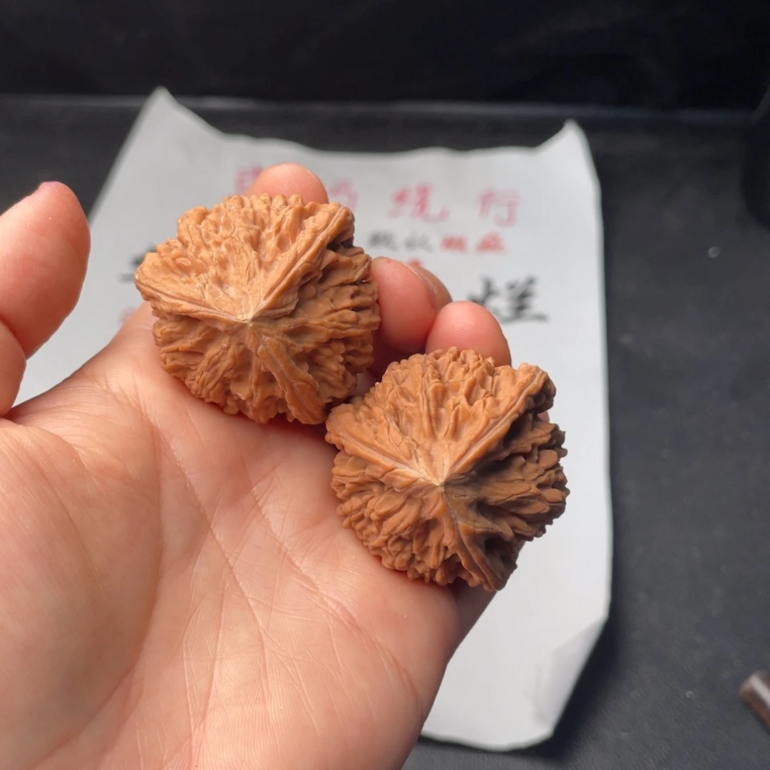 把件文玩核桃032。40文山三棱有黄