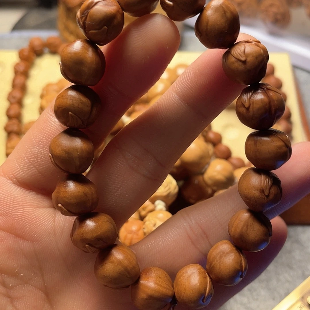 龙纹桃核雕刻寿桃（色差）