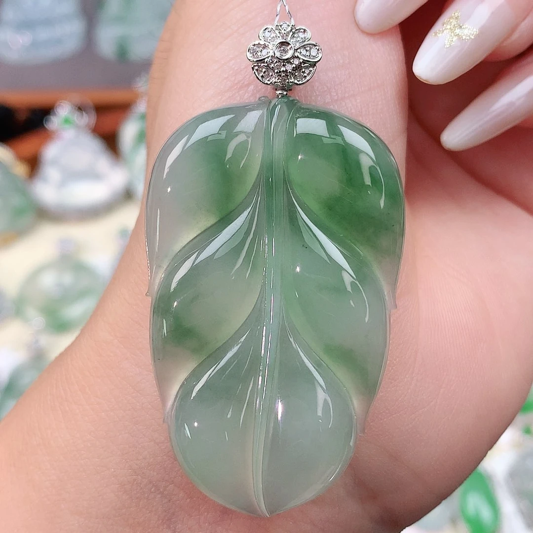 颈饰18K金镶嵌翡翠叶子