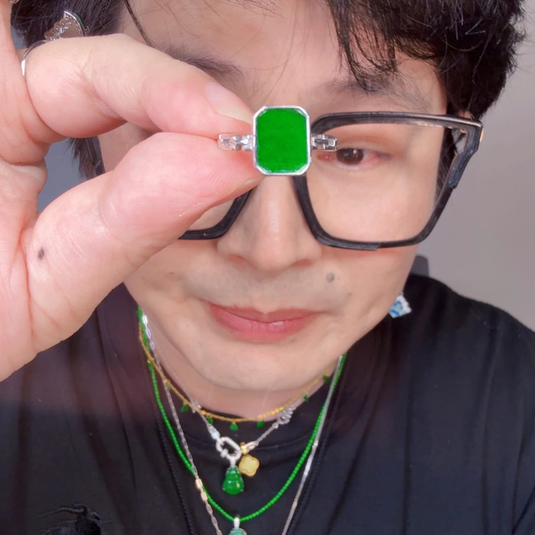 翡翠未镶嵌颈饰一件