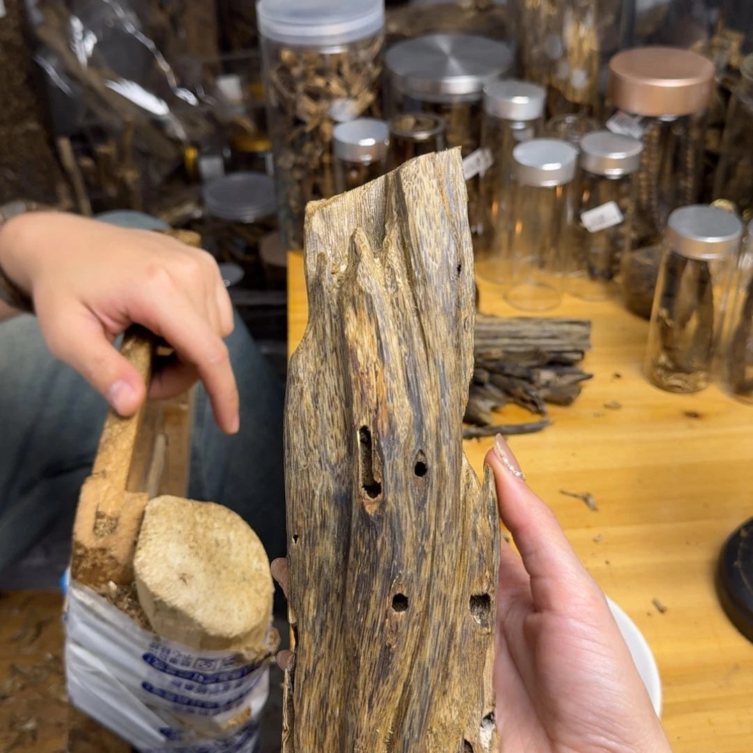 沉香手把件白棋品种块料217克