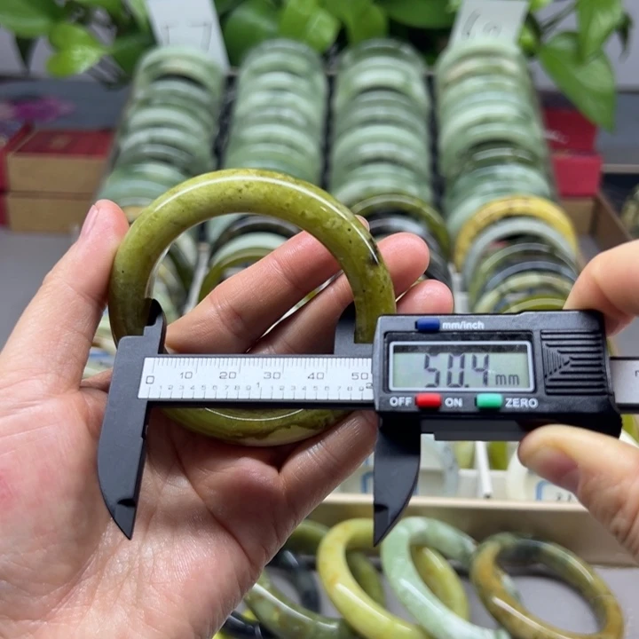 蛇纹石玉未镶嵌手镯1