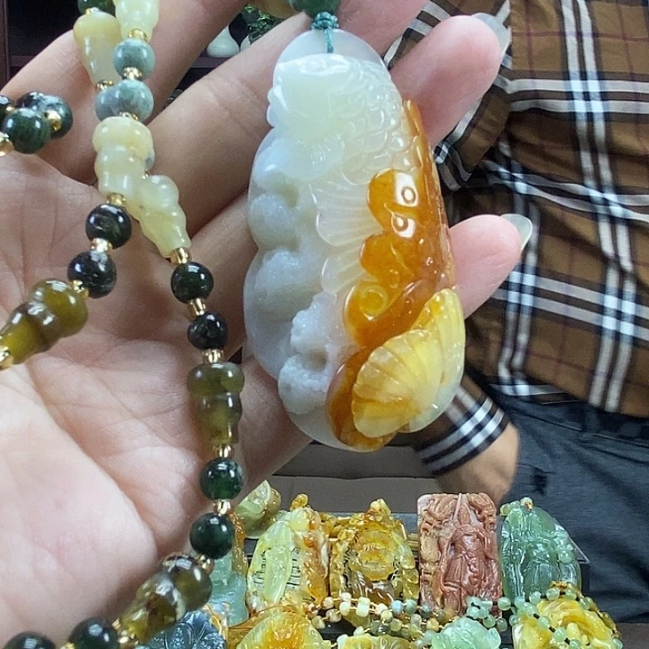 蛇纹石玉未镶嵌颈饰