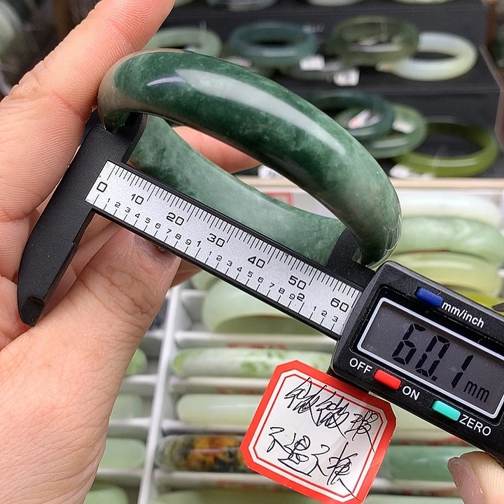 蛇纹石玉手镯未镶嵌540