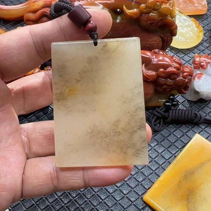 石英质玉（黄龙玉）颈饰未镶嵌