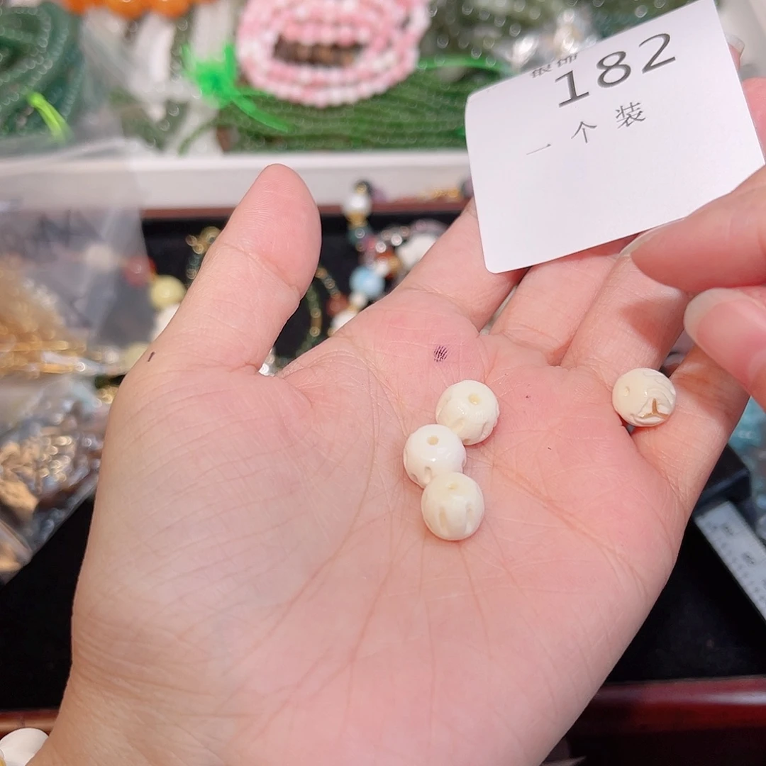 未镶嵌珠宝半成品水晶182 。