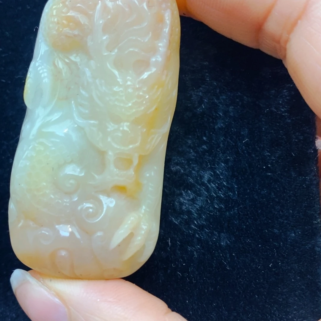 未镶嵌石英质玉（黄龙玉）颈饰